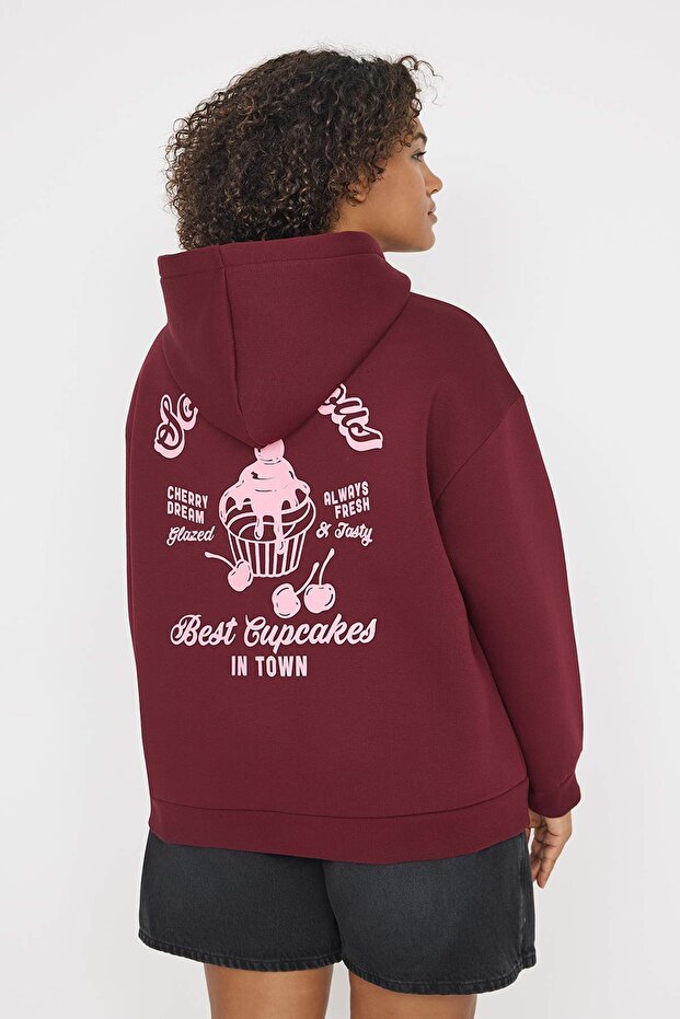 Bordo Sırtı Baskılı Oversize/Geniş Kalıp İçi Polarlı Büyük Beden Sweatshirt TBBAW26AO00015
