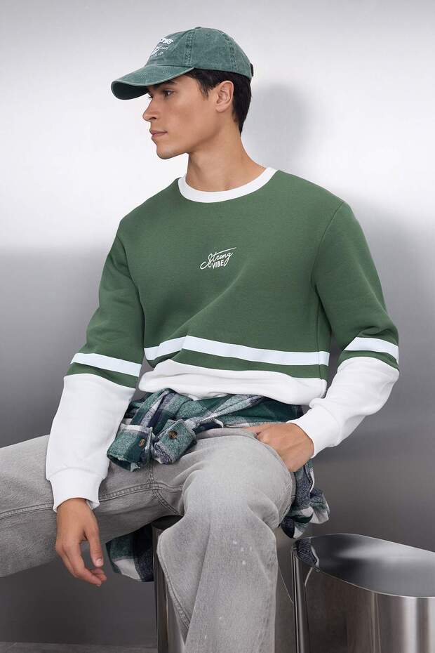 Haki Regular/Normal Kesim Uzun Kollu Baskılı Panelli Sweatshirt TMNAW23SW00140 - 2