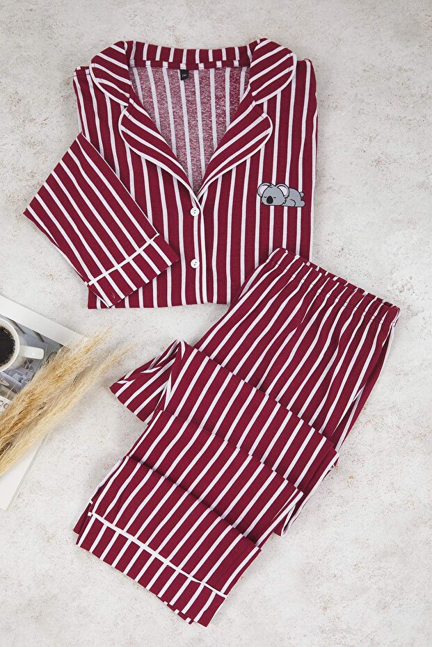 Kırmızı Çizgili Gömlek Yaka Biyeli Örme Pijama Takımı TBBAW25AI00052 - 2