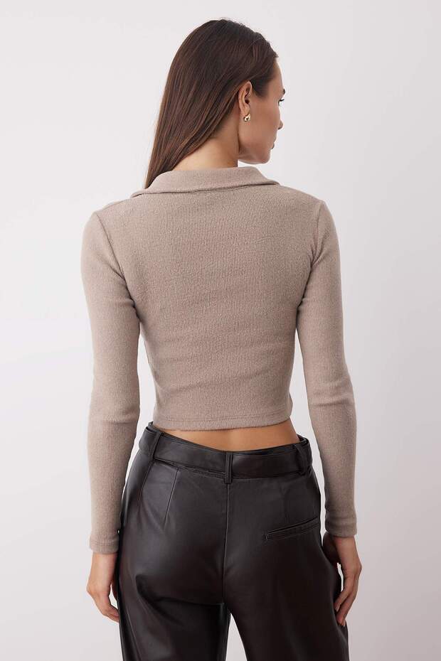 Koyu Vizon Düğme Detaylı Vücuda Oturan Crop Polo Yaka Fitilli Esnek Örme Bluz TWOAW22BZ0522 - 4