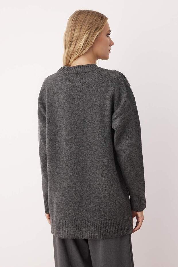Sweterek z dzianiny z detalami z antracytowego kamienia TCTAW26AK00007 - 4