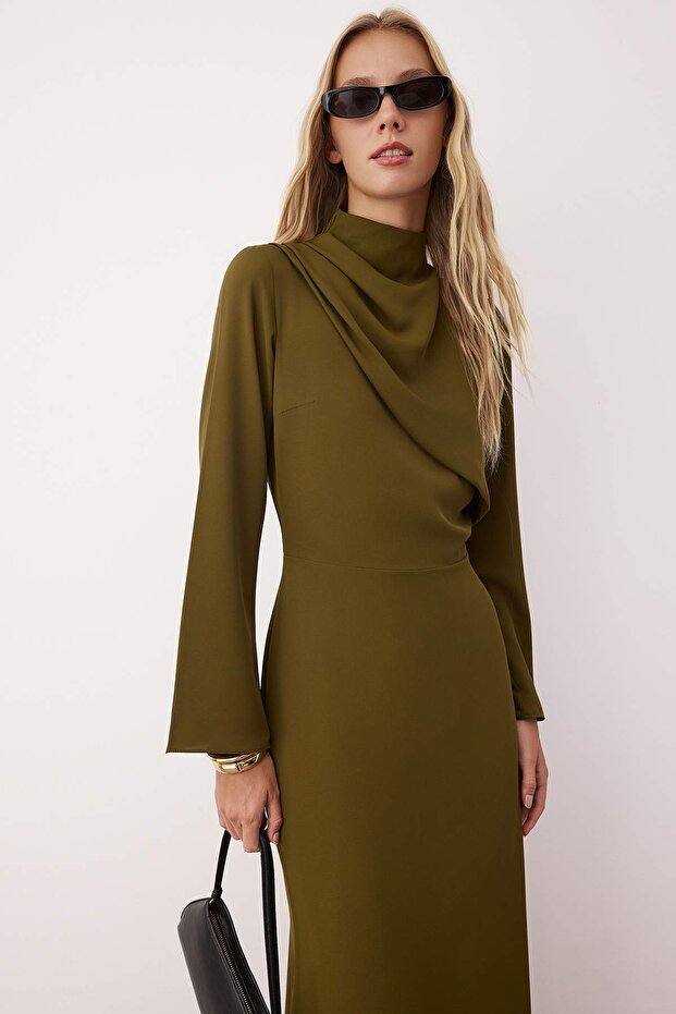 Khaki színű, drapériás, részletgazdag szövésű estélyi ruha TCTAW26DB00000 - 2