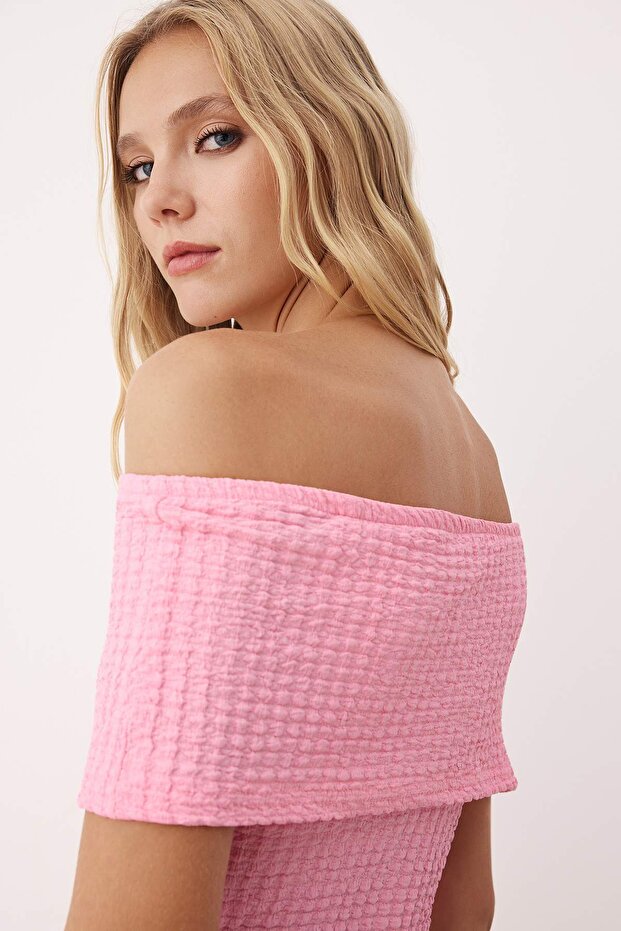 Pembe Dokulu Karmen Yaka Vücuda Oturan Crop Esnek Örme Bluz TWOSS25BZ00602 - 2