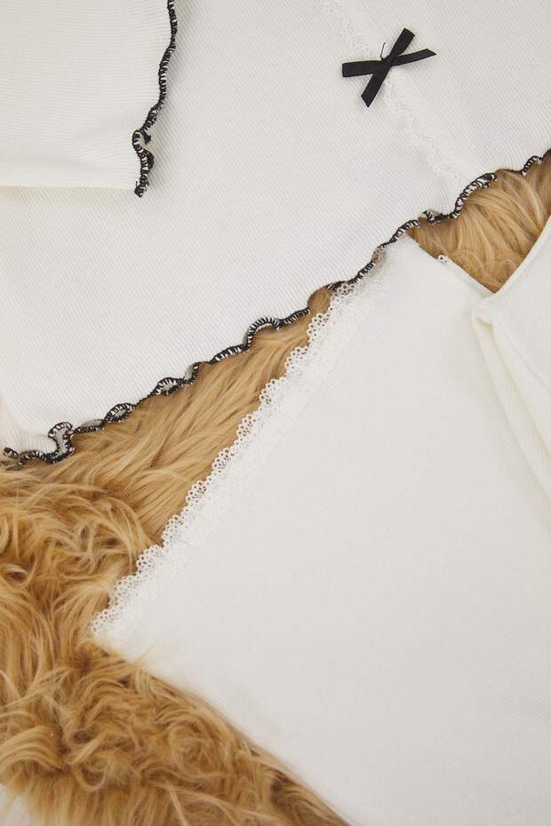 Ekru Beyaz Dantelli ve Kurdele/Fiyonk Detaylı Fitilli Örme Pijama Takımı TBBAW26AI00021 - 3
