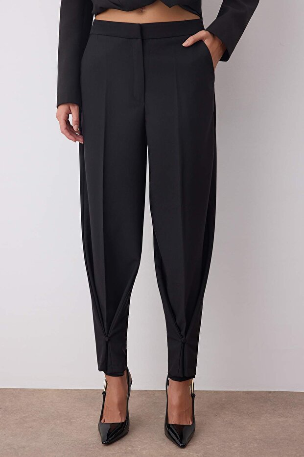 Siyah Paça Düğme Detaylı Wide Leg ve Havuç Olabilen Kumaş Pantolon TWOAW26PL00032 - 1