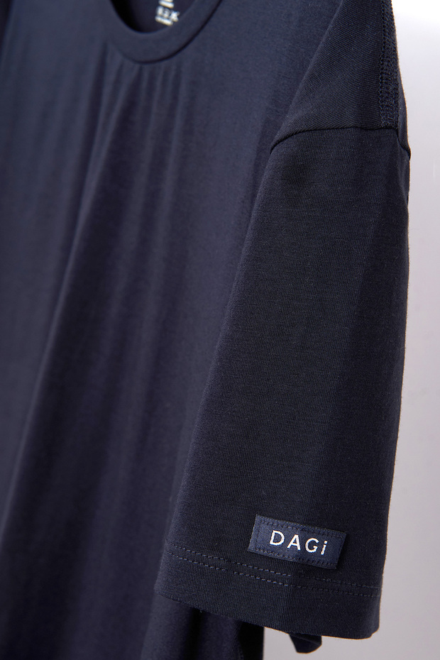 قميص داخلي رجالي من القطن الممشط باللون الأسود بدون ياقة - 4