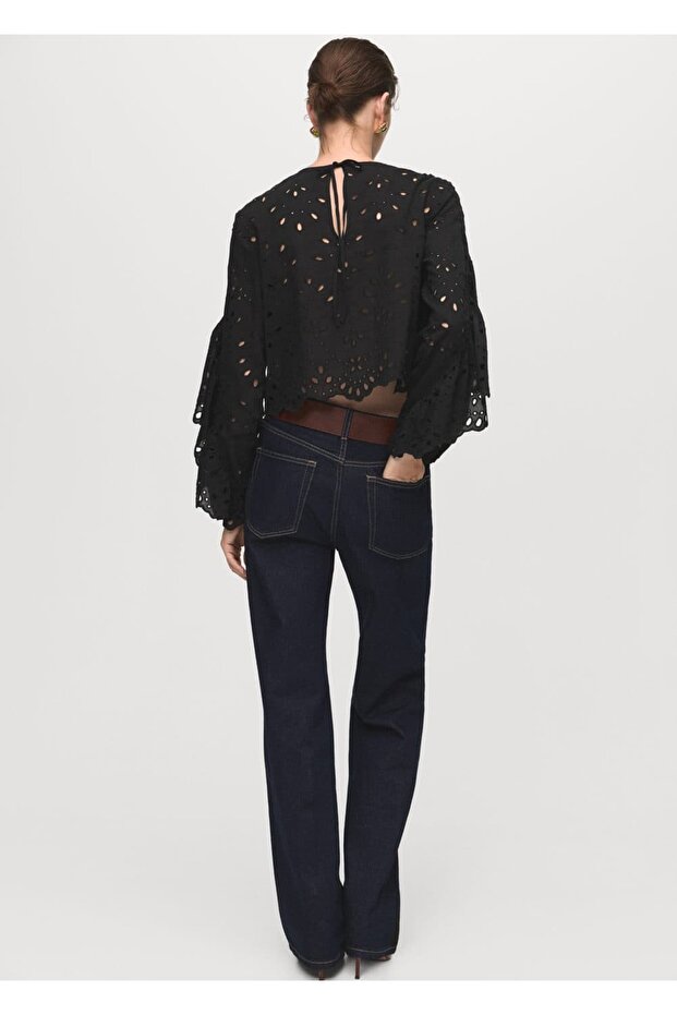 İşlemeli delikli volanlı bluz - 4