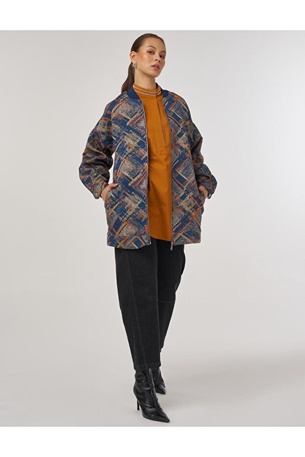 سترة على شكل ياقة جامعية بنمط تجريدي على شكل يقطين - 1