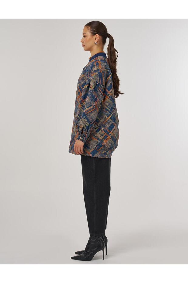 سترة على شكل ياقة جامعية بنمط تجريدي على شكل يقطين - 3