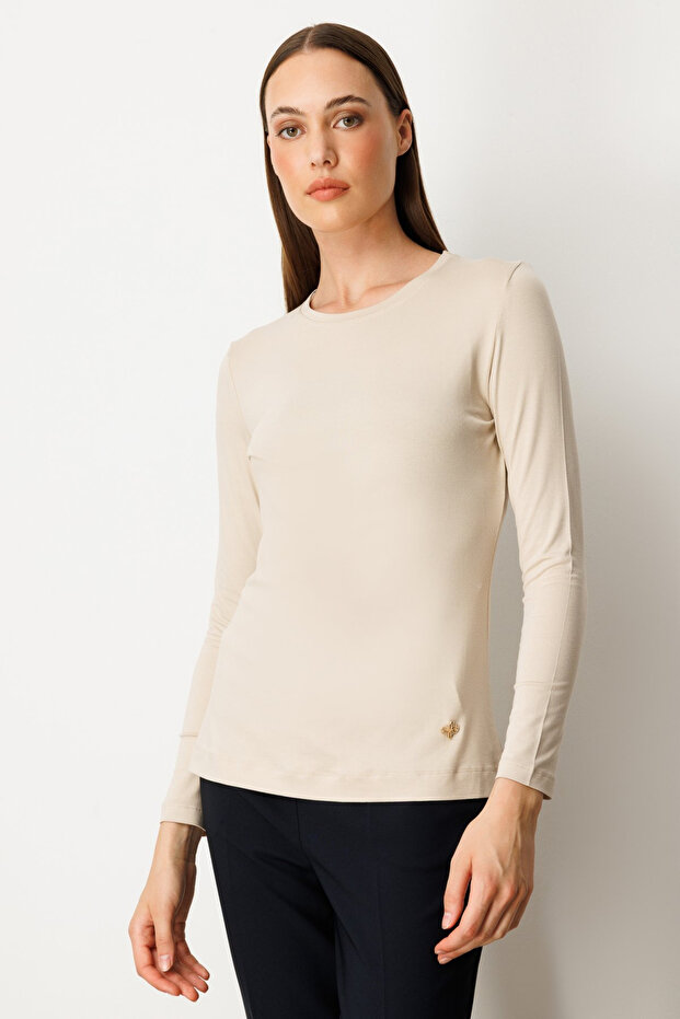 بلوزة أساسية بدون ياقة مع إكسسوارات معدنية - 2