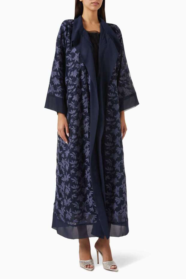 Chiffon Abaya Model with Lace Detailing, Combining Elegance and Comfort