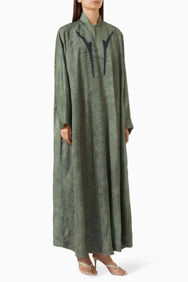 Combine Comfort and Aesthetics with a Relaxed Fit Abaya Model for Everyday Elegance