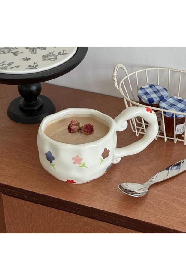 كوب على شكل أميرة مع ورود ملونة - 1