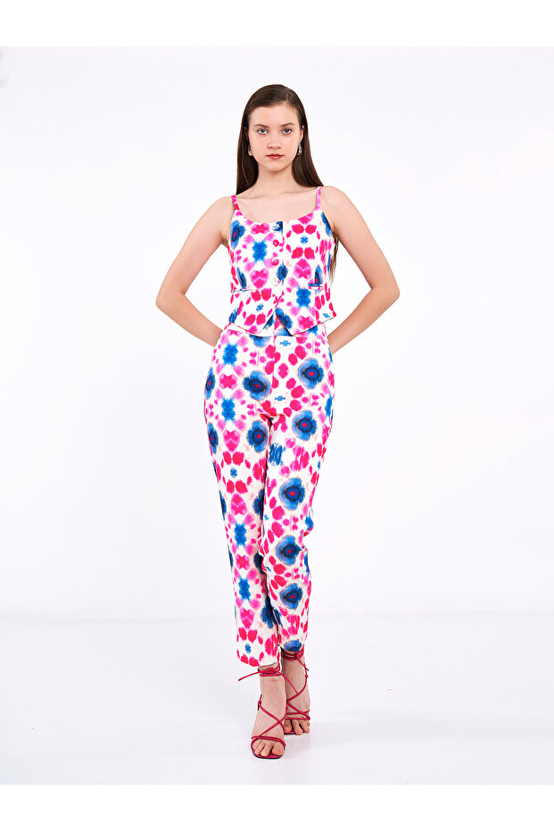 طقم سترة وبنطلون بحمالات منقوشة بريش الفوشيا - 2