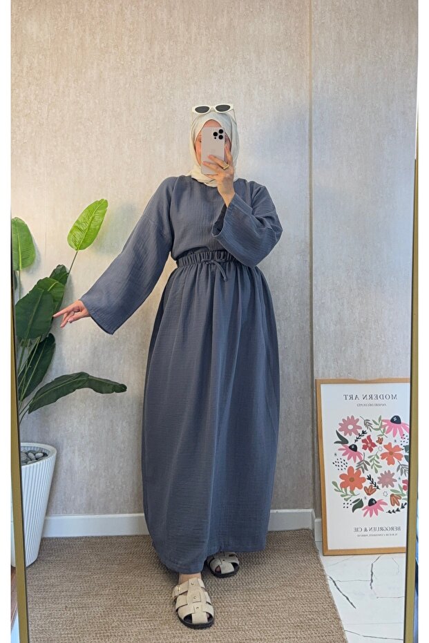 طقم كاجوال من الموسلين باللون الرمادي الداكن - 4