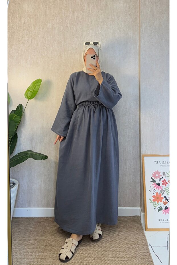 طقم كاجوال من الموسلين باللون الرمادي الداكن - 3