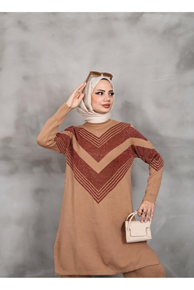 تونيك فضي منقوش على شكل حرف V - 1