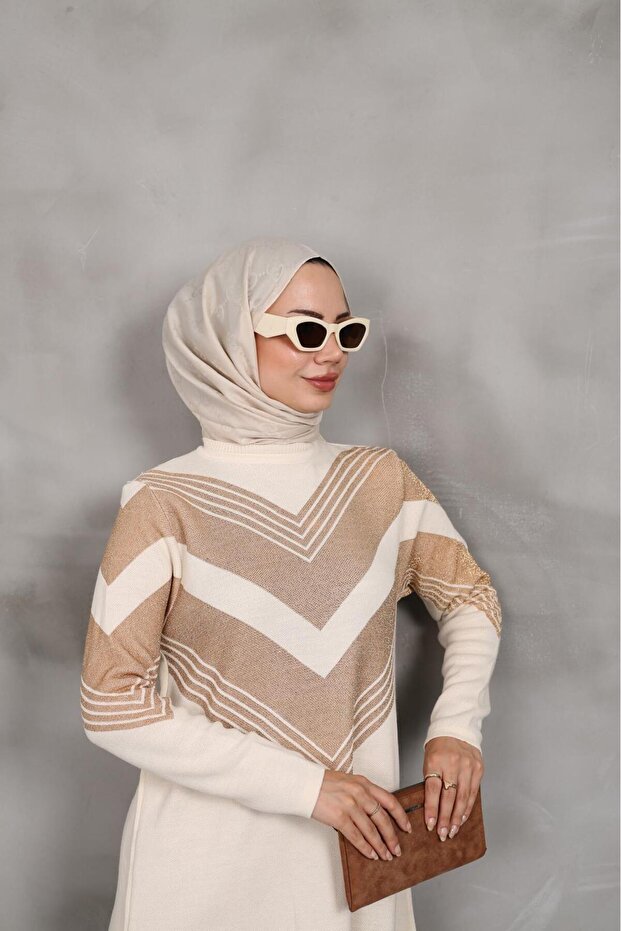 تونيك فضي منقوش على شكل حرف V - 1