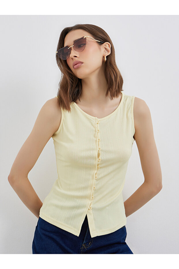 Texture Sleeveless Buttoned Knitted Top