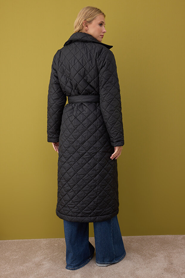 Schwarzer, normaler, gesteppter langer Mantel mit Gürtel TWOAW26MO00141 - 4