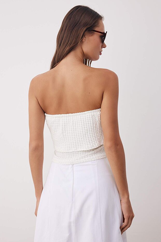Beyaz Dokulu Karmen Yaka Vücuda Oturan Crop Esnek Örme Bluz TWOSS25BZ00602 - 4