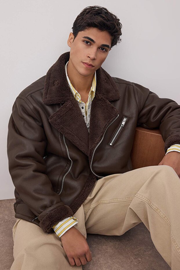 Brązowa kurtka męska o regularnym kroju, wykonana w 100% ze skóry syntetycznej PU TMNAW26MO00005 - 4