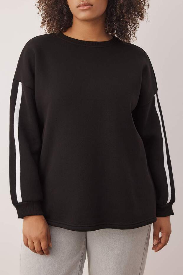 Siyah Şerit Detaylı Oversize/Bol Kesim İnce Örme Sweatshirt TBBAW25AO00009 - 3