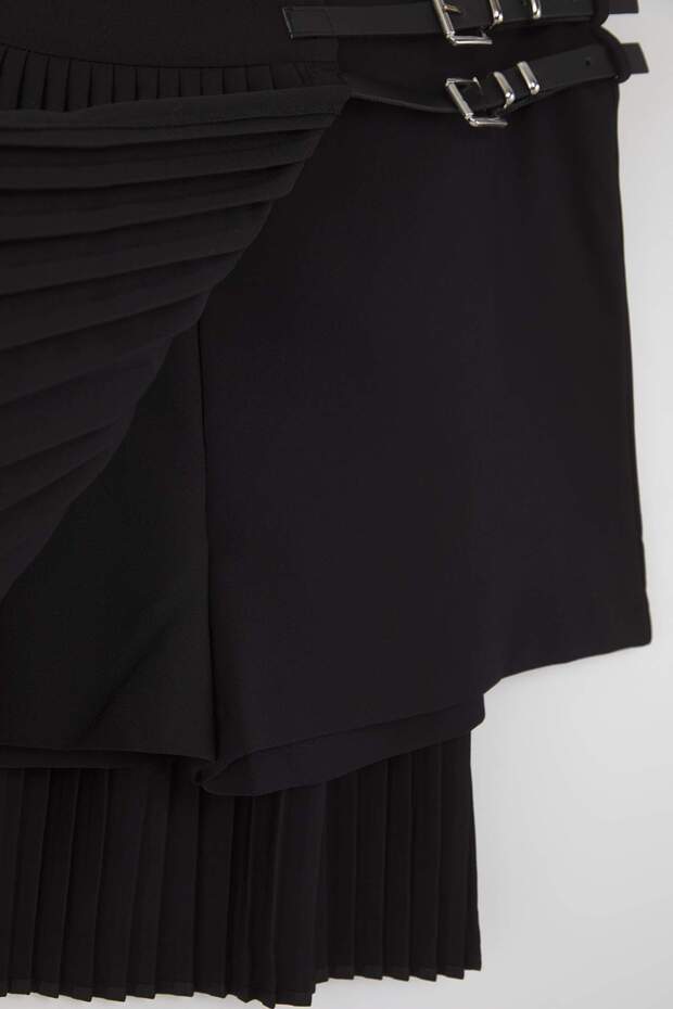 Siyah Piliseli Kemer Detaylı Mini Şort & Bermuda TWOAW26SR00018 - 7