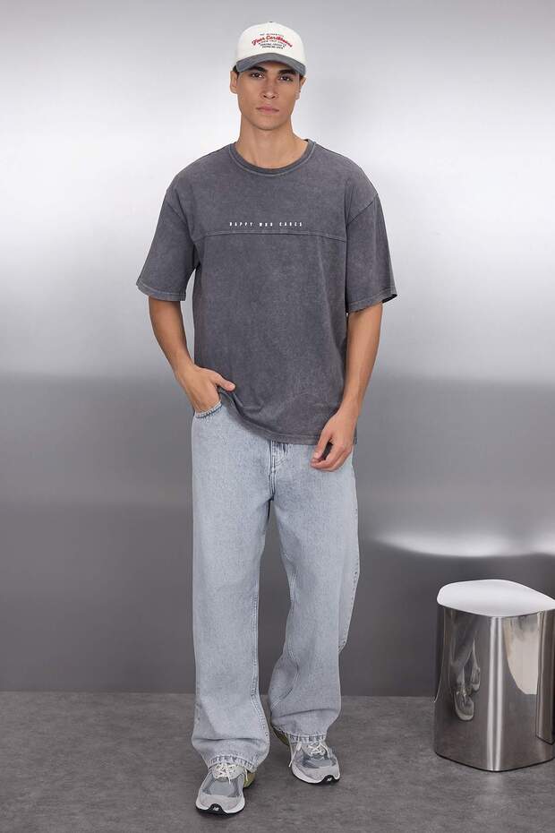Antrasit Oversize/Geniş Kesim Soluk Efektli Yazı Baskılı %100 Pamuklu T-Shirt TMNSS23TS00174 - 2