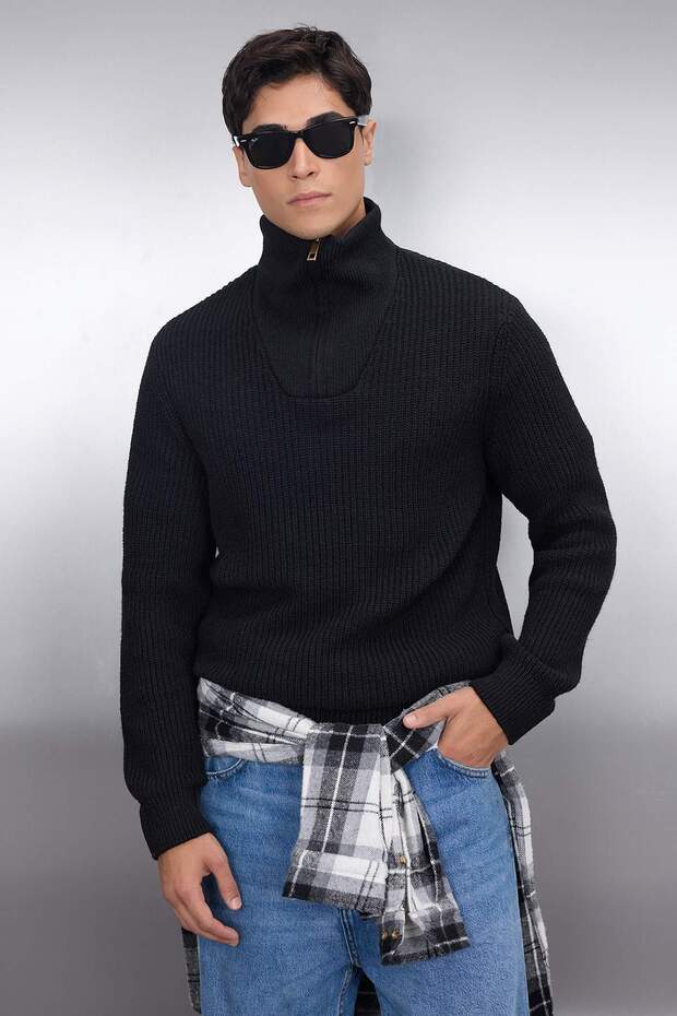 Czarny sweter z golfem - regularny krój, wełna, zapinany na zamek Tmnaw22Kz0347 - 2
