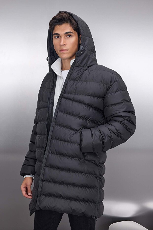 Siyah Regular Fit Yanı Fermuarlı Rüzgara Dayanıklı Kışlık Mont TMNAW23MO00064 - 2