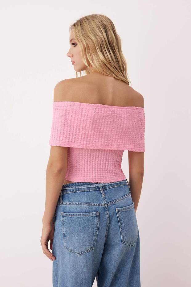 Pembe Dokulu Karmen Yaka Vücuda Oturan Crop Esnek Örme Bluz TWOSS25BZ00602 - 4