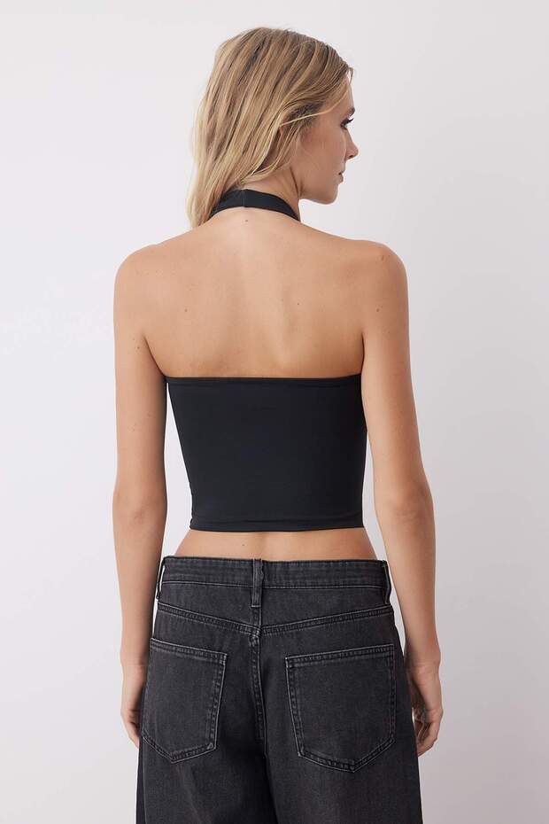 Siyah-Beyaz Boyundan Geçmeli Vücuda Oturan Crop Esnek Örme Bluz TWOAW26BZ00251 - 4