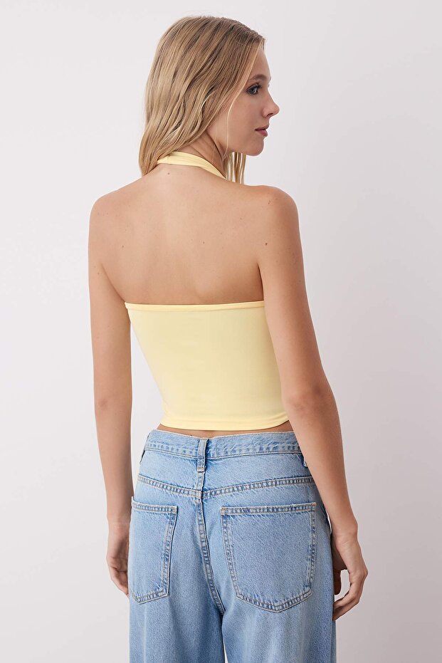 Sarı-Kahverengi Boyundan Geçmeli Vücuda Oturan Crop Esnek Örme Bluz TWOAW26BZ00251 - 4