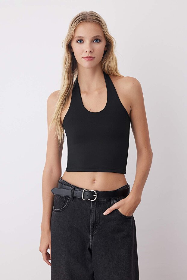 Siyah-Beyaz Boyundan Geçmeli Vücuda Oturan Crop Esnek Örme Bluz TWOAW26BZ00251 - 2