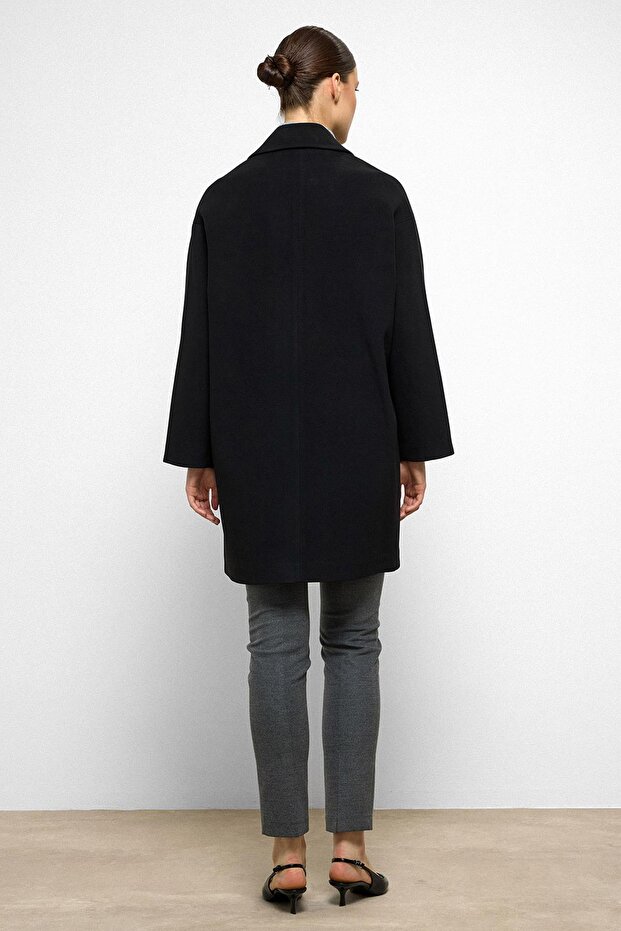 معطف كبير الحجم مبطن ومزخرف باللون الأسود 3095 - 7