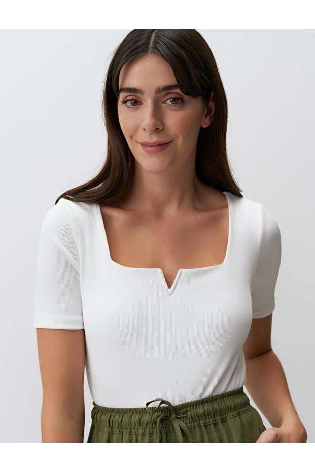 بلوزة بيضاء ذات رقبة مربعة - كم قصير - 1