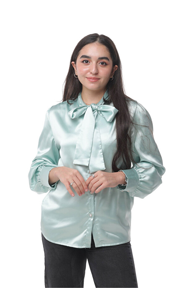 بلوزة ساتان أنيقة بفيونكة