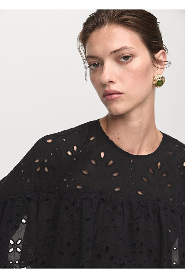 İşlemeli delikli volanlı bluz - 5