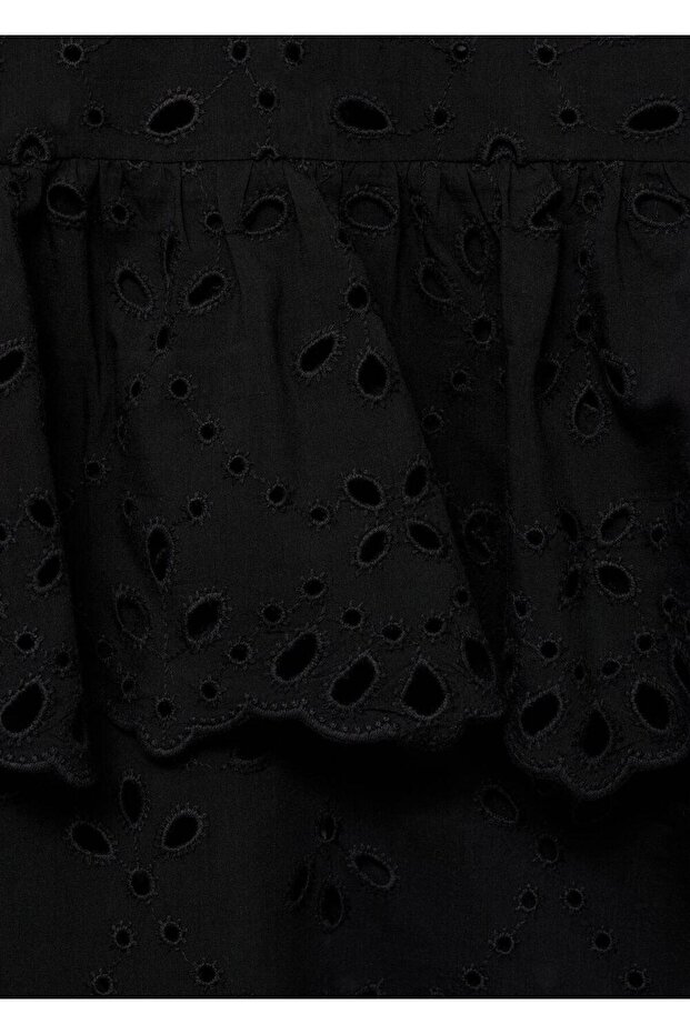 İşlemeli delikli volanlı bluz - 6