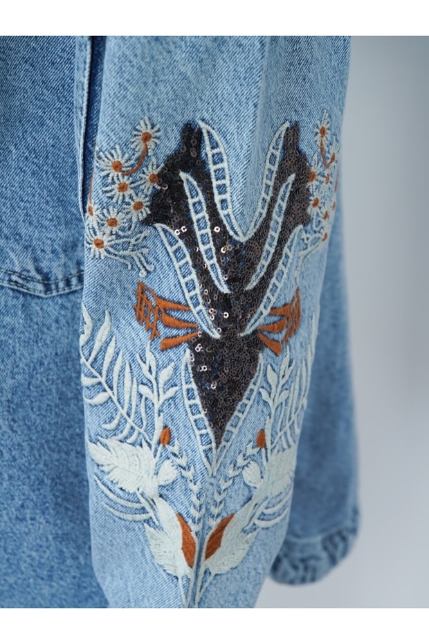 Nakış İşlemeli Oversize Düğme Detaylı Ceket - 3