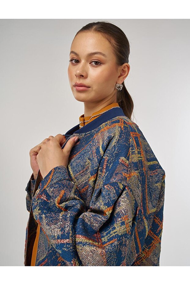 سترة على شكل ياقة جامعية بنمط تجريدي على شكل يقطين - 6