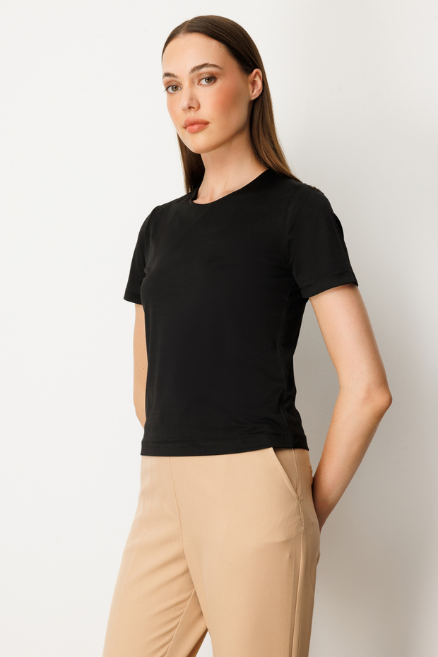 بلوزة أساسية بأكمام قصيرة ورقبة دائرية - 2