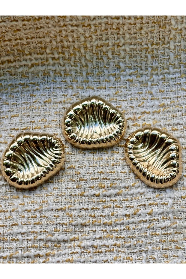 Hollowed-Out Gold Color New Season 3.4 cm Button Set on Print Model - 1