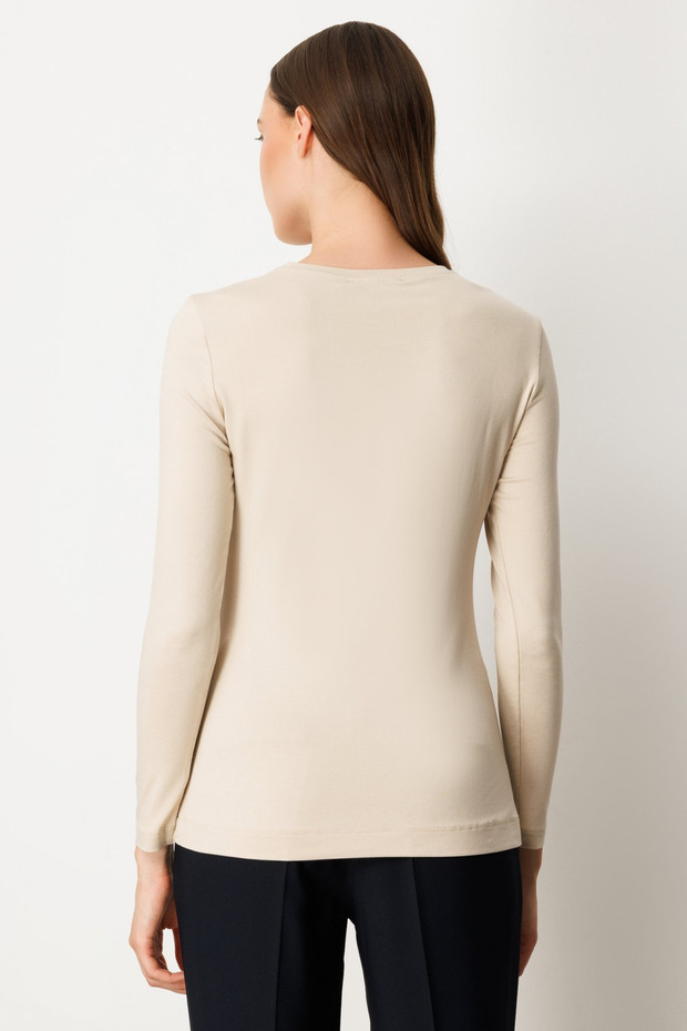 بلوزة أساسية بدون ياقة مع إكسسوارات معدنية - 3