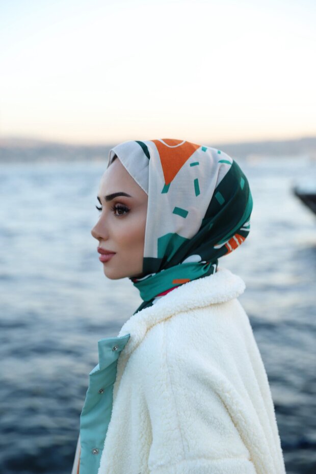 شال ناعم بلون الكرز