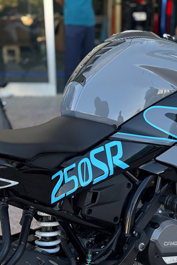 ملصق تصريف مركزي باللون الأزرق الفاتح مع حروف 250SR لسيارة CFMOTO 250SR (قطعتان)