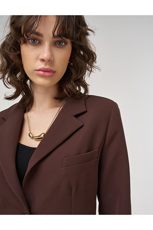 سترة بليزر بزرار مزدوج باللون البني الداكن - 7