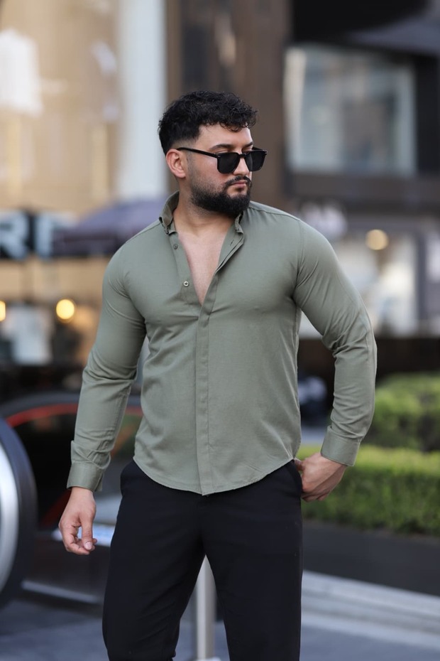 قميص قطني بياقة كلاسيكية وأكمام طويلة بتصميم نحيف مع أزرار مخفية