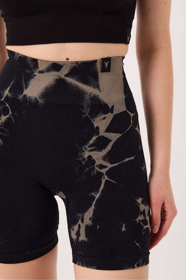 Batik Desenli Dikişsiz Esnek ve Toparlayıcı Push-Up Spor Şort - 5